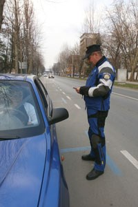 Slika /PU_VS/O nama-fotke/prometni_policajac_pored auta.jpg